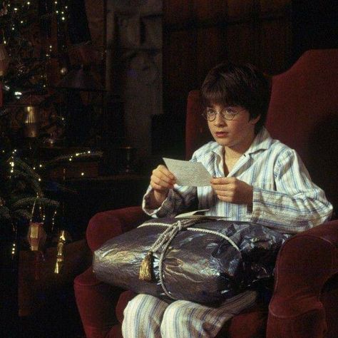 Film Sequence, Hogwarts Christmas, Hogwarts Aesthetic, Harry Potter Christmas, Harry James, Harry James Potter, Harry Potter Pictures, Motion Pictures, Harry Potter Film