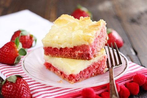 These ooey, gooey Strawberry Chess Bars are a new favorite. Fresh strawberries and a delicious butter chess topping make them amazing! Who would have though a cake mix could be so delicious? Strawberry Chess Squares, Dessert Bars Recipes, Strawberry Cream Cheese Icing, Chess Bars, Ooey Gooey Cake, Strawberry Sheet Cakes, Chess Squares, Gooey Cake, Blondies Bars