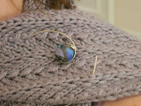 Scarf Pins Diy, Tumbled Rocks, Shawl In A Ball, Diy Shawl, Pins Diy, Celtic Clothing, Wire Jewelry Patterns, Safety Pin Jewelry, Wire Wrapped Stone Jewelry