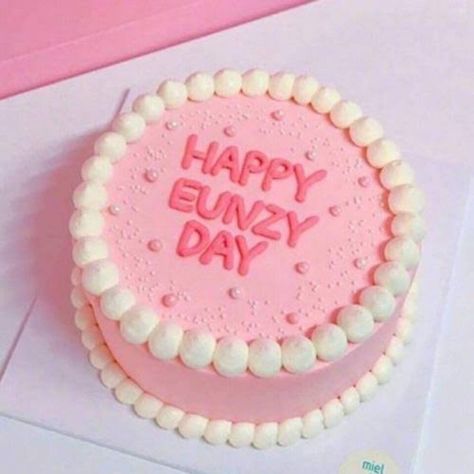 Pink Lunch Box Cake, Birthday Cake Phrases, Cake Phrases, Pasteles Aesthetic, Lunch Box Cake, Pink Lunch Box, Pink Lunch, All Body Workout, Cute Baking