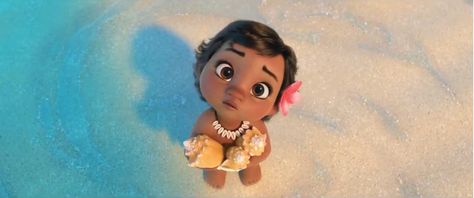 Moana as a young toddler meets the ocean for the first time Moana 2016, Moana Movie, Festa Moana Baby, Moana Bebe, Moana Disney, Animation Disney, John Kerry, Disney Animated Movies, Toy Story 3