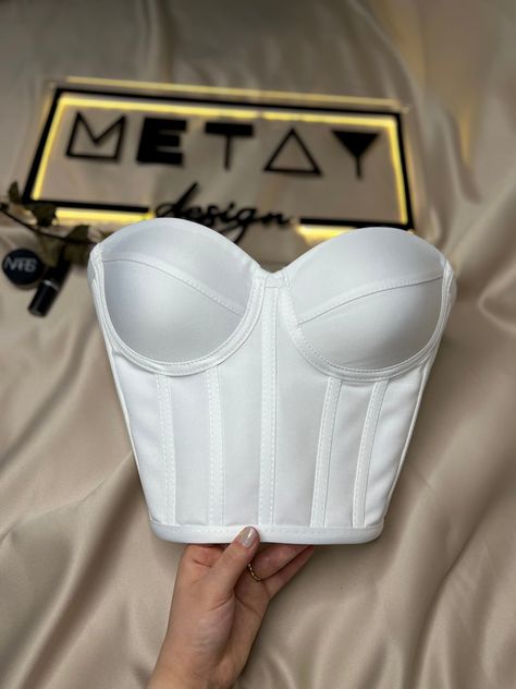 Corset bustier en satin blanc robe de mariée Corset haut corset motif mariée bustier vintage fait main Nouvelle mode  Nouveaux modèles  Nouvelles couleurs  Corset réglable avec lien dans le dos, Nous concevons nos produits nous-mêmes. Nous avons le plaisir de vous le présenter. Nous avons indiqué le tableau des tailles sur les photos. Vous pouvez nous contacter si vous avez des questions sur la taille. Veuillez nous contacter pour vos questions et suggestions. White Satin Wedding Dress, Corset Top Pattern, Wedding Dress Corset, Bridal Bustier, Vintage Wedding Gown, Corset Fashion Outfits, Fiesta Outfit, Dress Corset, Design Moda