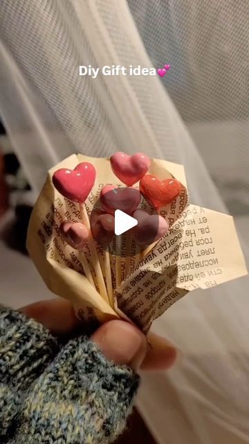 Aranya Aura on Instagram: "Diy this heart candie bouquet with simple clay art❤️✨

#giftideas #handmadegifts #handmadegift #diygifts #diygiftideas #diygiftsandcrafts #clayart #claycraft" Simple Diy Gifts For Friends, Simple Clay Art, Heart Bouquet, Clay Roses, Heart Diy, Sand Crafts, Diy Gifts For Friends, Easy Diy Gifts, Instagram Diy