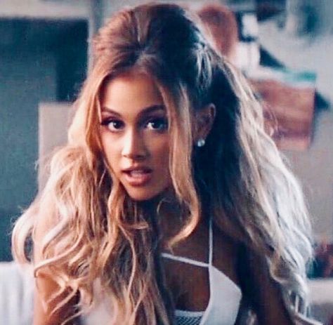 Ariana Grande Side To Side, Side To Side Ariana, Ariana Grande Hair, Hot Fan, Ariana Grande Songs, Ariana Grande Fans, Ariana Grande Style, Christie Brinkley, Side Hairstyles