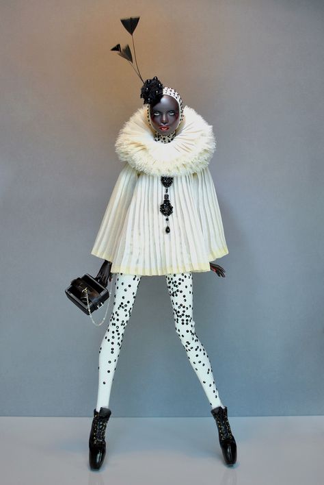 Clown Fashion Aesthetic, Mime Fashion, White Clown Outfit, Circus Aesthetic Outfit, Clown Halloween Outfit, Clown Couture, Circus Couture, Clown Fashion, Vintage Circus Costume