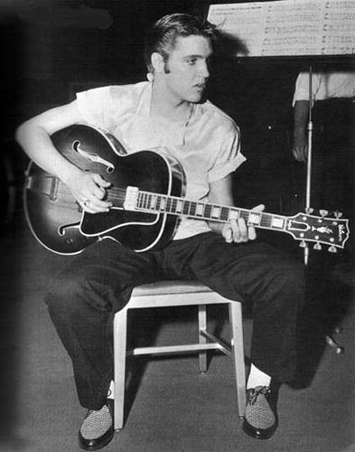 Elvis guitar man 1956 Elvis Love Me Tender, Elvis Guitar, Best Guitar Players, Young Elvis, Elvis And Priscilla, Elvis Presley Photos, Priscilla Presley, Graceland, Guitar Player