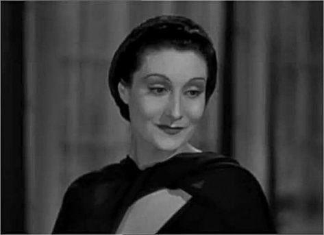 gloria holden's striking olive complexion in "dracula's daughter" - Search Dracula Daughter, 1930s Horror, Dracula's Daughter, Vampire Beauty, Daughter Aesthetic, Universal Horror, Olive Complexion, Lost Memories, Female Vampire