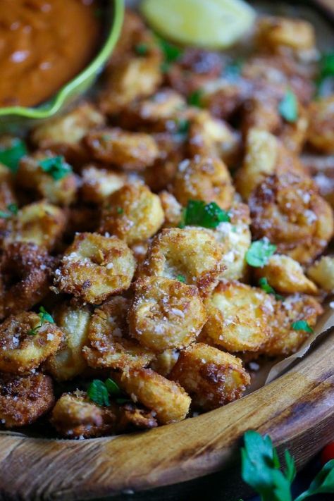 Be warned! One dunk of these crispy, crunchy tortellini bites into creamy tomato sauce and you won’t be able to stop! This easy appetizer recipe will be your new favorite! Crispy Tortellini, Tortellini Bites, Mini Appetizers, Tortellini Recipes, Party Food Buffet, Creamy Tomato Sauce, Appetizer Bites, Vegetable Puree, Easy Appetizer Recipes