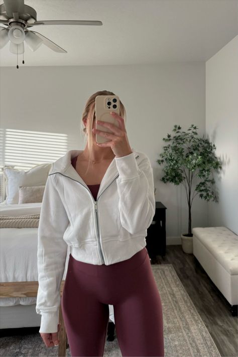 Sports Outfits Aesthetic, Athletic Outfits Aesthetic, Winter Outfits Australia, Gym Outfits Winter, White Hoodie Outfit, Cozy Athleisure, Running Fits, Hoodie And Leggings Outfit, Sport Fits