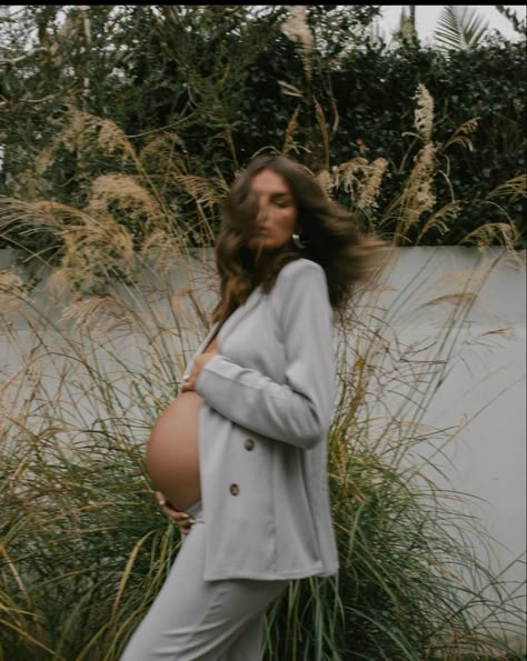 Tezza Barton, Pregnant Photography, Jeniffer Aniston, Pregnancy Belly Photos, Cute Pregnancy Pictures, Modern Maternity, Maternity Photography Poses Pregnancy Pics, Maternity Photoshoot Outfits, Couple Pregnancy Photoshoot