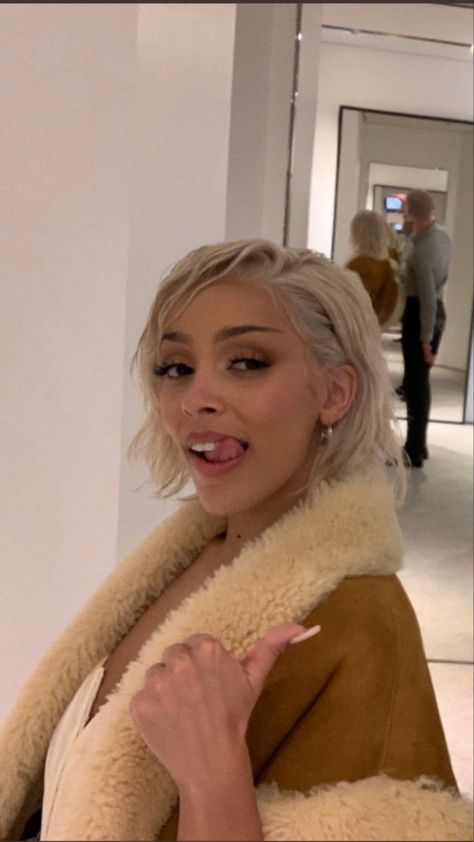 Doja Cat Short Hair, Doja Cat Blonde, Doja Cat Blonde Hair, Jaguar Hair, Blonde Hair Aesthetic, Short White Hair, Dramatic Hair, Dead Hair, Hair Aesthetic