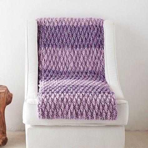 Free and Easy Bernat Blanket Yarn Crochet Patterns & Ideas Bernat Baby Blanket Yarn, Blanket Tutorial, Crochet Throw Pattern, Bernat Yarn, Crochet Crowd, Chunky Crochet Blanket, Crochet Blanket Pattern Easy, Bernat Blanket, Easy Crochet Blanket