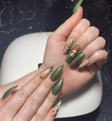 Nail Inspo March 2024, Nature Themed Nail Art, Nail Vine Designs, Green Cottagecore Nails, Acrylic Nails Mushroom Designs, Plant Theme Nails, Vines On Nails, Green Plant Nail Design, Fairycore Acrylic Nails