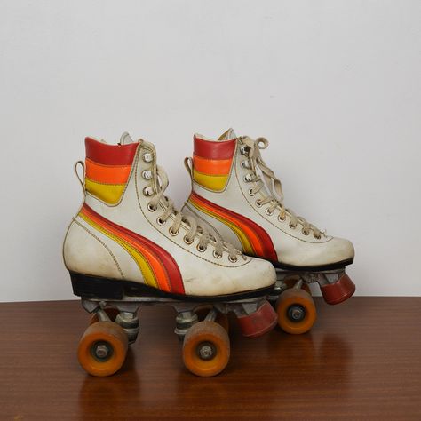 Yep, something to put in the old drawing bank for later… im really drawn to retro stuff 🙃 50s Roller Skates, Diner Roller Skates, Painted Roller Skates Ideas, Roller Skate Design Ideas, Roller Skating Aesthetic Vintage, Retro Roller Skates Aesthetic, 70s Objects, 70s Roller Skating Outfits, Painted Roller Skates