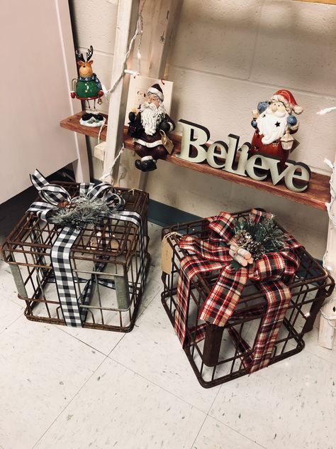 Milk Crate Christmas Decor, Christmas Crate Decor, Christmas Milk Can Decor, Old Metal Milk Crates Ideas, Metal Milk Crate Ideas, Outdoor Christmas Presents, Metal Milk Crates, Milk Crate Ideas, Plastic Milk Crates