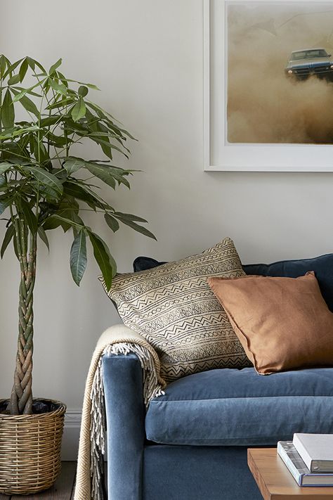 Lounge Decor Navy Sofa, Navy Living Room Tan Sofa, Blue Sofa Styling, Blue Couch Styling, Navy Sofa Boho Living Room, Stylish Living Room Ideas, Cream Lounge Blue Sofa, Boho Blue Couch, Living Room Blue Couch