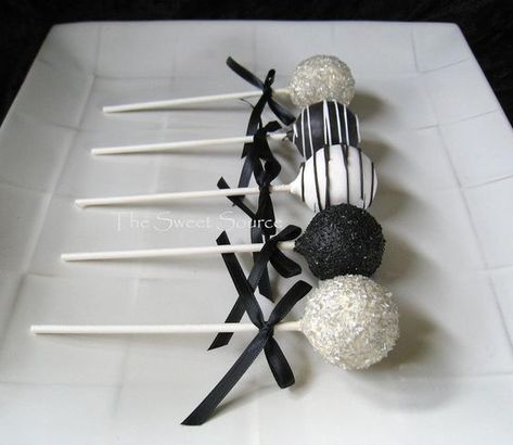 black and white cake pops with glitter for dessert tables Black White Party Decor, Black And White Dessert Table Ideas, Goth Cake Pops, Black And White Wedding Dessert Table, Black And White Treats, Black And White Desserts, Black Dessert Table, Wednesday Party Ideas, Black And White Dessert Table