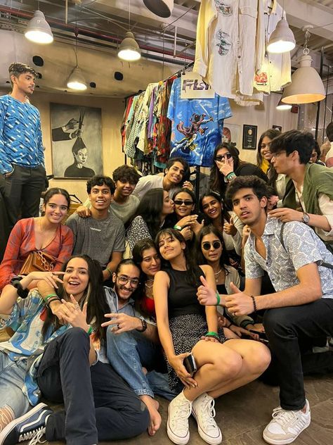 College Life Aesthetic Indian, Indian College Life Aesthetic, Indian Friends Aesthetic, Indian Friends Group, Indian Teenagers, College Friends Aesthetic, Group Picture Poses, Best Friends Forever Images, Bff Poses