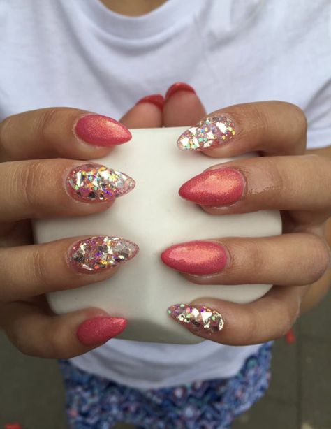 Pink With Gold Glitter Nails, Red Gold Nail Art, Trendy Nails Glitter, Smink Inspiration, Cute Gel Nails, Hair Skin Nails, Dipped Nails, Gel Nail Designs, Manicure Y Pedicure