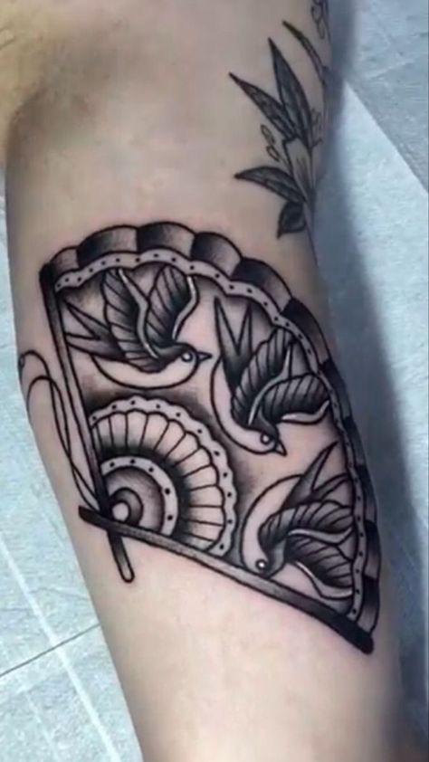 Fan Traditional Tattoo, American Traditional Fan Tattoo, Traditional Fan Tattoo, Ella Tattoo, Floral Reference, Old School Ink, Le Tattoo, Wrist Tattoo Designs, American Traditional Tattoo Ideas