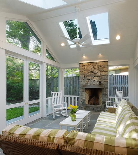 Most sunrooms are built without heating and air conditioning systems. But it’s still nice to be able to cool down with a ceiling fan if the air gets too stifling, and to warm up with a fireplace on chilly nights. Porch Design Ideas, Traditional Porch, Screened Porch Designs, 4 Season Room, 3 Season Room, Four Seasons Room, Balkon Decor, Sunroom Addition, Porch Addition