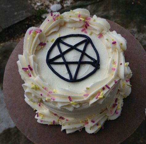 Pentagram cake Ugly Cakes, Pretty Birthday Cakes, Love Cake, Pretty Cakes, Cute Cakes, Let Them Eat Cake, Pretty Food, Cute Food, Eat Cake