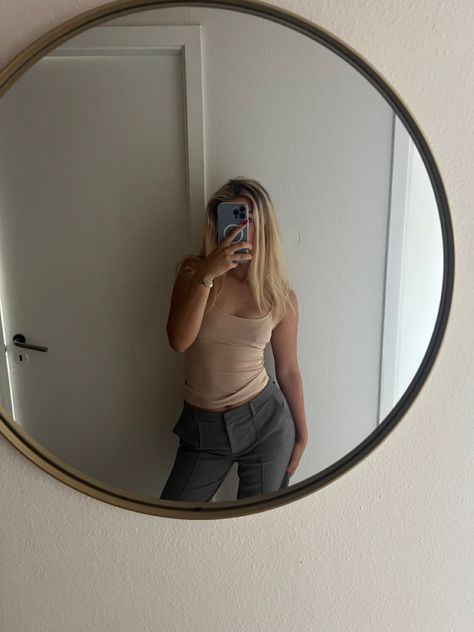 Selfie Blonde Mirror, Cute Body Mirror Pics, Blonde Girl Mirror, Mirror Selfie Blonde, Blond Haired Girl, Oxford Summer, Blonde Selfies, Vibe Instagram, Fake Profile