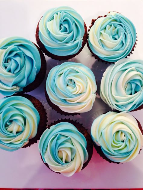 Blue rose swirl cupcakes with an attempt at two tone icing! Blue And White Swirl Cupcakes, Blue Themed Cupcakes, Baby Boy Shower Cupcake Ideas, 1st Birthday Cupcakes For Boys, Blue Icing Cupcakes, Blue Frosting Cupcakes, Blue Rose Cupcakes, Blue Ombre Cupcakes, Light Blue Cupcakes