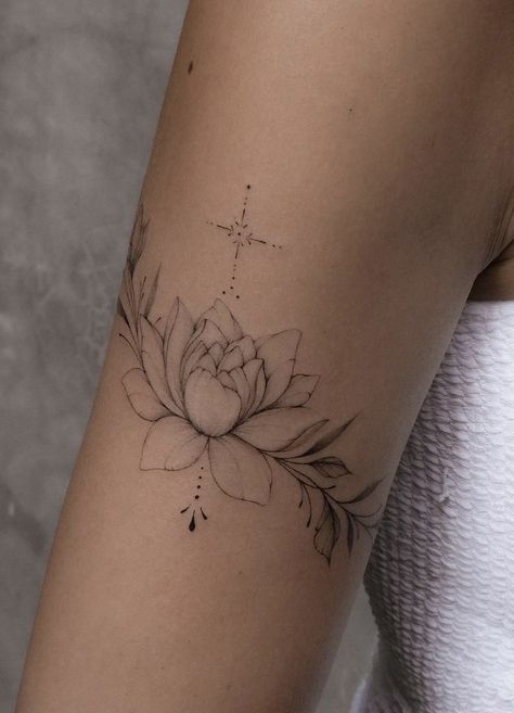 Arm Wrap Tattoo, Lotusblume Tattoo, Wrap Tattoo, Chic Tattoo, Beautiful Tattoos For Women, Beautiful Flower Tattoos, Muster Tattoos, Tattoo Ideas For Women, Beautiful Tattoo