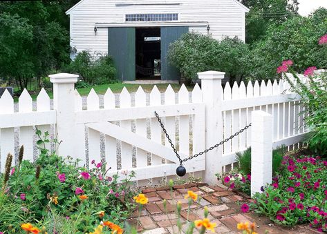 All About Picket Fences - This Old House Picket Fence Ideas, Wood Picket Fence, Fence And Gate, Front Yards Curb Appeal, Cheap Fence, Front Fence, Historic New England, Front Yard Fence, Modern Fence