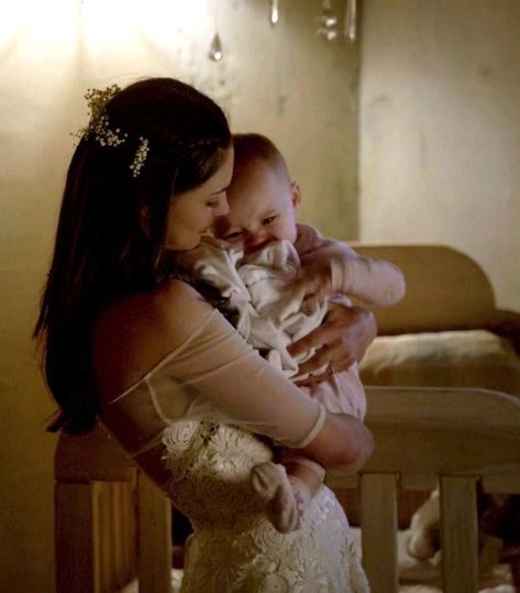 Baby Hope Mikaelson, Hayley The Originals, Hayley Marshall, The Originals Tv, Blusher Veil, Claire Holt, Long Curls, Phoebe Tonkin, Hope Mikaelson