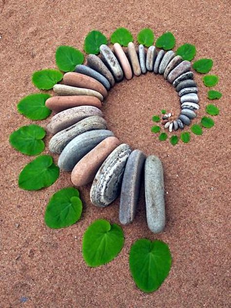 40 Stunning Land Art Installations - Bored Art Mandala Nature, Moderne Have, Nature Mandala, Ephemeral Art, Art Pierre, Deco Nature, Earth Art, Nature Crafts, Outdoor Art