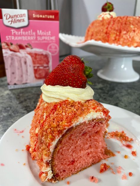 Strawberry crunch cake with buttercream frosting Strawberry Box Cake Mix Hacks, Strawberry Crunch Cake, Cake With Buttercream Frosting, Pound Cake Recipes Easy, Homemade Buttercream, Tasty Cakes, Homemade Buttercream Frosting, Strawberry Box, Strawberry Crunch