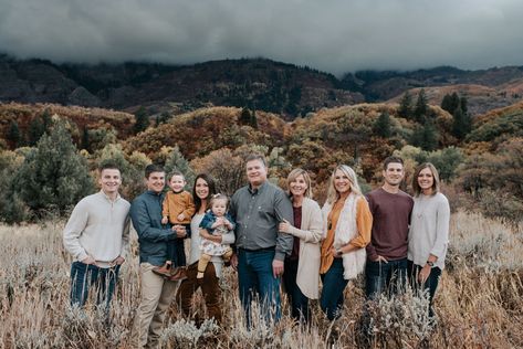 Large Family Pictures, Large Family Photography, Extended Family Pictures, Large Family Portraits, Extended Family Session, Spring Family Pictures, Extended Family Photography, Family Photo Colors, Big Family Photos