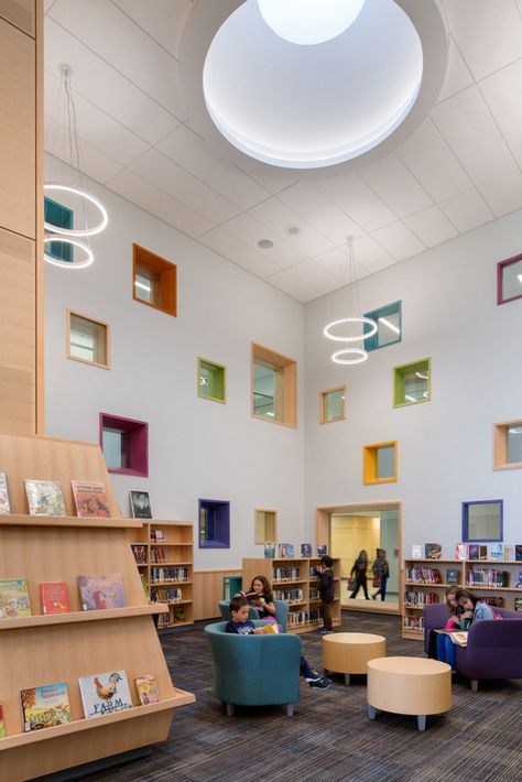 Coolidge Corner School - Education Snapshots Elementary School Classroom Design, Elementary School Architecture, Brookline Massachusetts, School Library Design, Children's Library, Square Windows, Interior Design School, Multipurpose Room, Outdoor Classroom