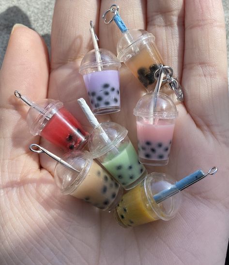 Mini boba drinks on my Etsy Mini Choses, Crea Fimo, 귀여운 음식 그림, Bubble Milk Tea, Food Charms, Place Holder, Mini Craft, Mini Charm, Miniature Crafts