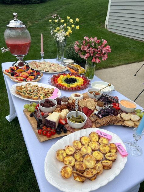 Garden Birthday Party Food Ideas, Backyard Party Dessert Table, Garden Birthday Party Ideas For Adults, Garden Party Brunch Food, Backyard Birthday Brunch, Garden Party Snack Ideas, Garden Party Picnic Aesthetic, Garden Party Cheese Board, Garden Party Drinks Station