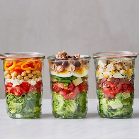 Jar Salads Mason, Mini Salads In A Cup, Salad In Jar, Salad Jars, Jar Salad, Mason Jar Salad Recipes, Tomato Relish, Greek Salad Recipes, Layered Salad