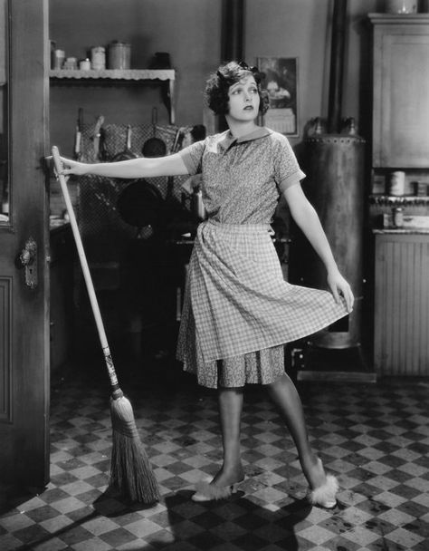 The Lazy Person's Guide to a Happy Home: Tips for People Who (Really) Hate Cleaning Vintage Housewife, Lazy Person, Apartment Cleaning, Cleaning Lady, Elizabeth Street, Domestic Goddess, Home Tips, Happy Home, Photo Vintage