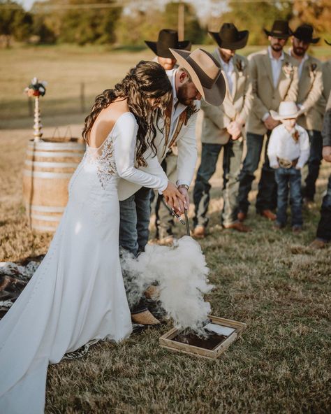 Wedding Country Ideas, Cute Country Wedding, October Western Wedding, Texan Wedding, Western Alter Wedding, Western Wedding Activities, Western Wedding Turquoise, Branding Ceremony Wedding, Wedding Ideas Country