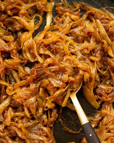 Caramelized Onions Recipe, Carmelized Onions, Grilled Onions, Vegetable Side, Onion Recipes, Idee Pasto Sano, Vegetable Sides, Veggie Dishes, Caramelized Onions