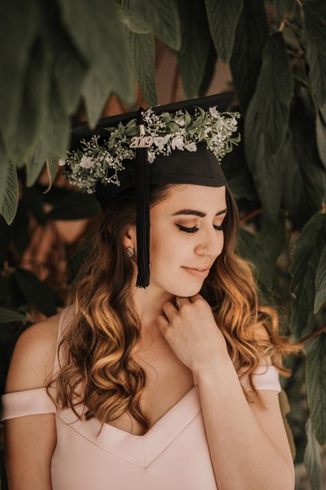 Grad photos at University of Nevada Reno | UNR | Flower Crown | Reno, NV | Raquel King Photography Grad Cap Flower Crown, Flower Crown Graduation, Seniors 2023, University Of Nevada Reno, White Flower Crown, College Graduation Cap Decoration, Photography Traveling, King Photography, King Photo