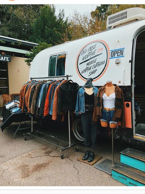 Van Pop Up Shop, Mobile Thrift Store, Vintage Clothing Pop Up, Clothing Stall Display Ideas, Thrift Pop Up, Pop Up Thrift Shop Ideas, Autocamp Wedding, Bus Store, Vintage Pop Up Shop