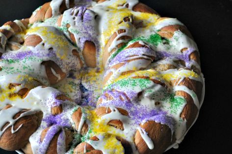 Traditional Kings Cake Recipe. Celebrate Three Kings Day with this traditional Kings Cake recipe. A yeast dough with cinnamon and citrus is a great breakfast treat. Epiphany Celebration, Kings Cake, King Cake Recipe, Resipi Kek, Cake Pulls, Mardi Gras King Cake, Mardi Gras Food, Cake Easy, Southern Food