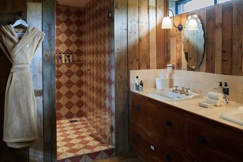 Shower With Curb, Hotel Bedrooms, Houses Around The World, Soho Farmhouse, Farmhouse Books, Outdoor Tub, Bunk Rooms, House Bathrooms, Soho Home