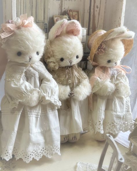 Plushies With Clothes, Stuffed Animal Aesthetic, Aesthetic Teddy Bear, Cute Vintage Aesthetic, Vintage Plushies, Coquette Things, Dolls Aesthetic, Weird Toys, Vintage Stuffed Animals