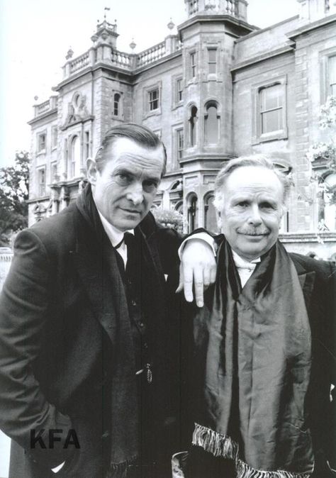 Jeremy Brett and Edward Hardwicke / Holmes and Watson Edward Hardwicke, Granada Sherlock, Granada Holmes, Jeremy Brett Sherlock Holmes, Elementary My Dear Watson, Sherlock Holmes 3, Famous Detectives, Jeremy Brett, Mrs Hudson