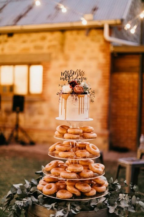 Fall Wedding Desserts, Donut Wedding Cake, Halloween Wedding Cakes, Boho Wedding Cake, Wedding Donuts, Sheath Wedding Dress Lace, Wedding Cake Alternatives, Themed Wedding Cakes, Fall Wedding Cakes