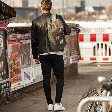 Men with bold style need to have a backpack like this. Military green is an excellent color to combine. Herschel Backpack Outfit, Male Backpack, Outfit Reference, Under Armour Sweatshirts, Popular Backpacks, Herschel Backpack, Camo Purse, Marketing Inspiration, Hipster Looks