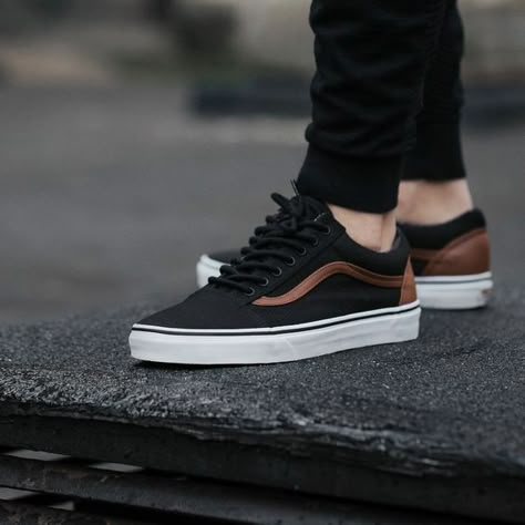 Vans Shoes Outfit, Mens Vans Shoes, Urban Shoes, Tenis Vans, Vans Outfit, Fresh Shoes, Hype Shoes, Skateboarder, Men Fashion Casual Outfits